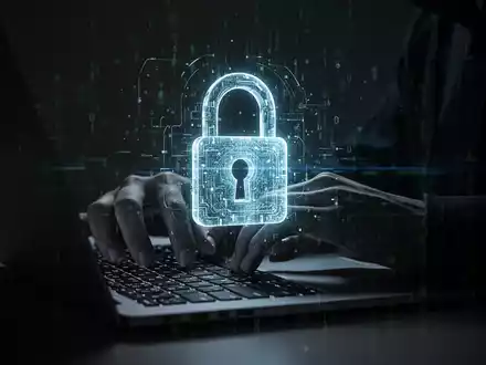 Eine Person tippt auf einer Tastatur, während ein leuchtendes digitales Schloss die Hände überlagert, symbolisiert Datensicherheit und Cyberkriminalität. - Foto: über boerse-global.de