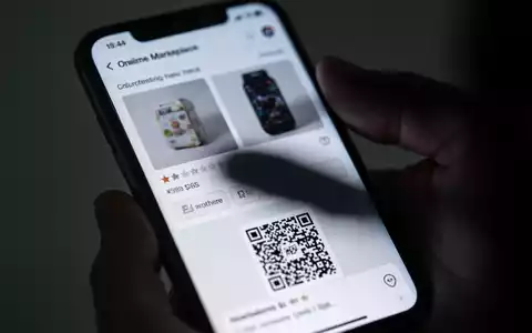 Nahaufnahme eines Smartphone-Bildschirms, der eine betrügerische Online-Anzeige mit unscharfen Produktbildern und einem QR-Code zeigt. - Foto: über boerse-global.de
