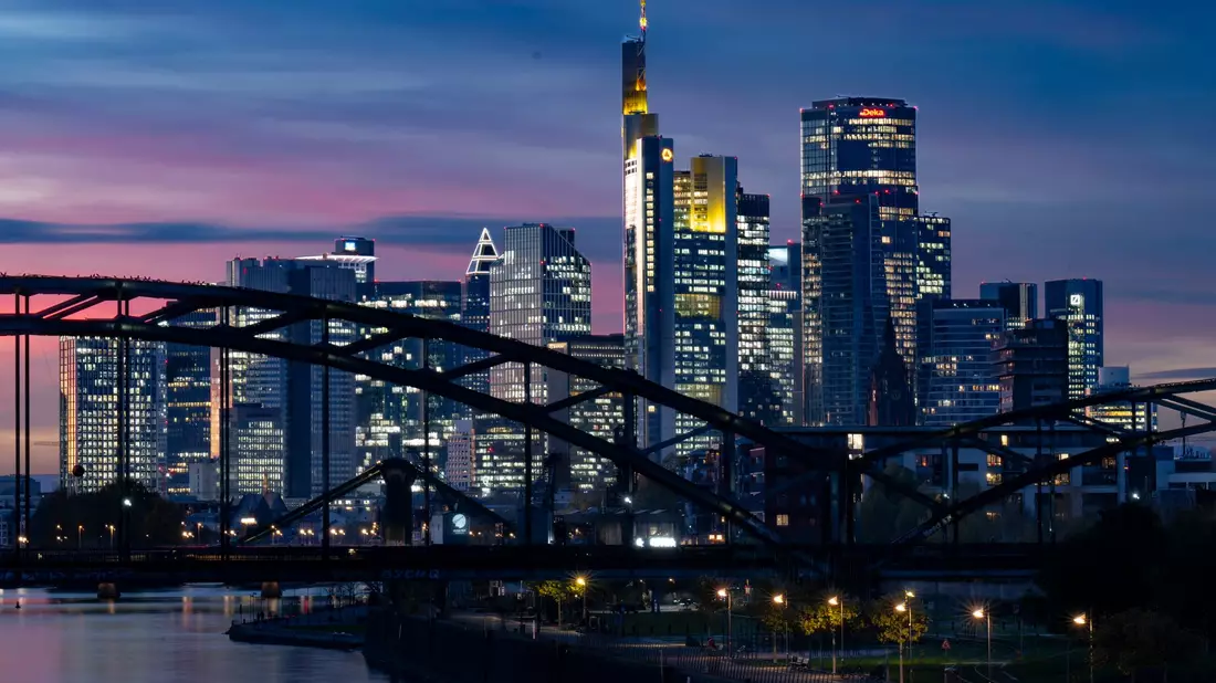 Banken-Skyline in Frankfurt: In «Cum-Cum»-Geschäfte sind viele Banken verwickelt. (Archivbild) - Bild: Boris Roessler/dpa