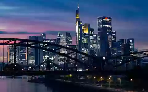 Banken-Skyline in Frankfurt: In «Cum-Cum»-Geschäfte sind viele Banken verwickelt. (Archivbild) - Bild: Boris Roessler/dpa