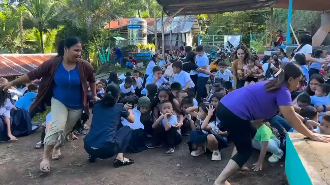 Vielerorts war es der erste Schultag auf den Philippinen. - Bild: Uncredited/DepEd Mahayahay Elementary School via AP/dpa