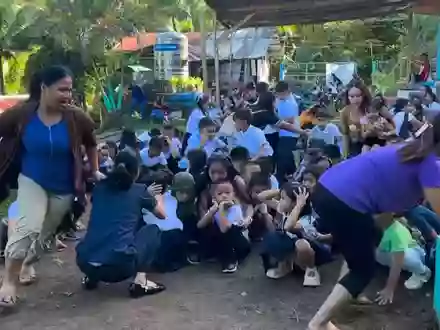 Vielerorts war es der erste Schultag auf den Philippinen. - Foto: Uncredited/DepEd Mahayahay Elementary School via AP/dpa