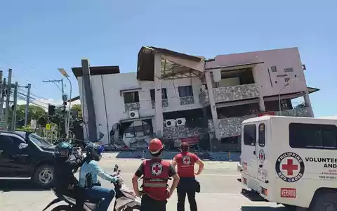 Die Heftigkeit der Erdstöße ließ ganze Häuser kippen. - Bild: Uncredited/Philippine Red Cross via AP/dpa