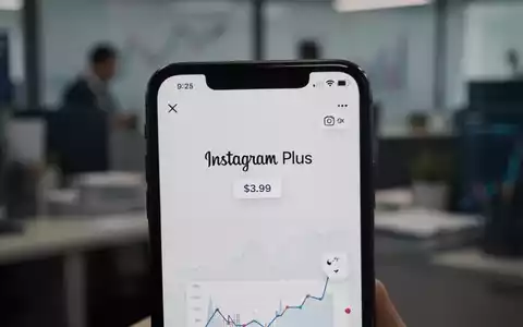 Nahaufnahme eines Smartphone-Bildschirms mit der Aufschrift 'Instagram Plus' und einem Preisschild von 3,99 US-Dollar. - Foto: über boerse-global.de