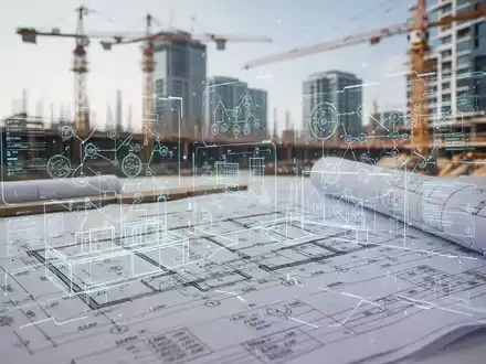 Nahaufnahme eines Bauplans mit digitalen Overlays und einem verschwommenen Bauprojekt im Hintergrund, das Vereinfachung und Innovation im Bauwesen darstellt. - Foto: über boerse-global.de