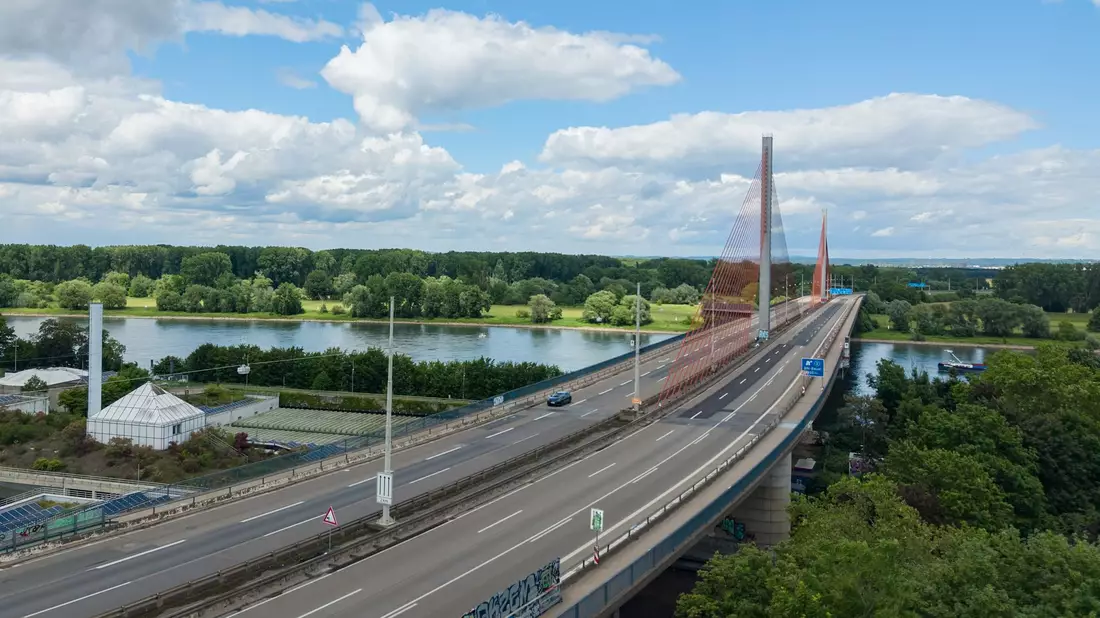 Die Bonner Rheinbrücke bleibt vorerst gesperrt - aber man kann näher an sie ran fahren. (Archivbild) - Bild: Benjamin Westhoff/dpa