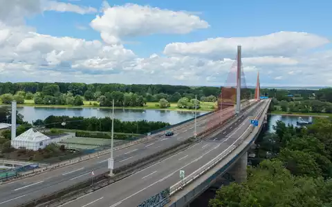 Die Bonner Rheinbrücke bleibt vorerst gesperrt - aber man kann näher an sie ran fahren. (Archivbild) - Foto: Benjamin Westhoff/dpa