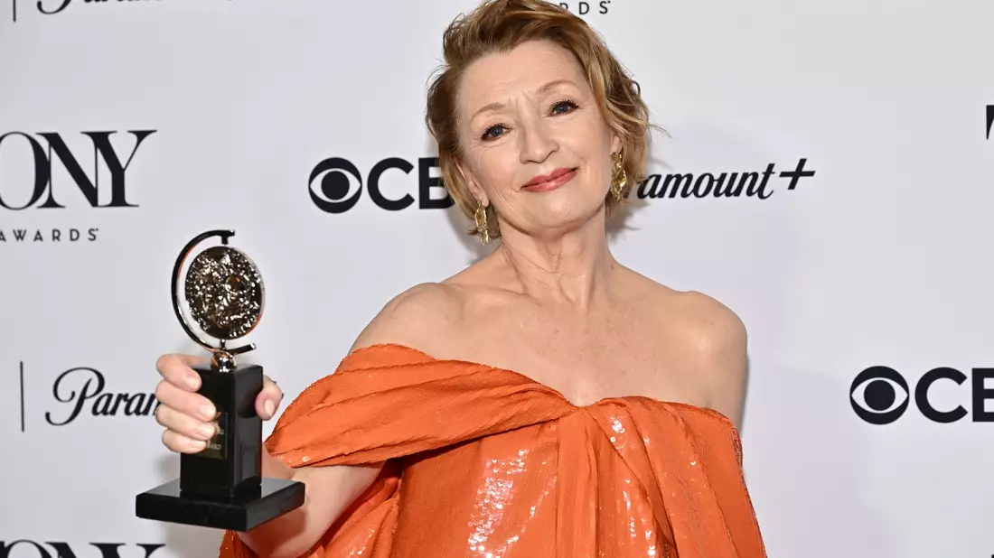 Lesley Manville ging als eine der Favoritinnen ins Rennen - und heimste den Preis als beste Hauptdarstellerin in einem Theaterstück ein.  - Bild: Evan Agostini/Invision/AP/dpa