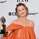 Lesley Manville ging als eine der Favoritinnen ins Rennen - und heimste den Preis als beste Hauptdarstellerin in einem Theaterstück ein.  - Bild: Evan Agostini/Invision/AP/dpa