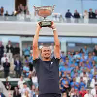 Am Ziel seiner Träume angelangt: Alexander Zverev. - Foto: Christophe Ena/AP/dpa