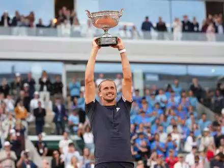 Am Ziel seiner Träume angelangt: Alexander Zverev. - Foto: Christophe Ena/AP/dpa
