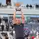 Am Ziel seiner Träume angelangt: Alexander Zverev. - Bild: Christophe Ena/AP/dpa