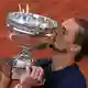 Alexander Zverev gibt der Trophäe einen Kuss.  - Bild: Thibault Camus/AP/dpa