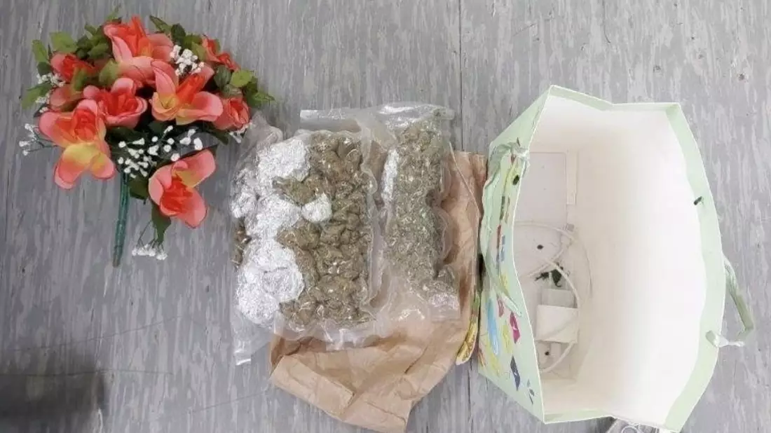 Bundespolizeidirektion München: Blumenstrauß diente als Tarnung - Bundespolizei Freilassing stellt knapp 300 Gramm Cannabis sicher - Bild: presseportal.de