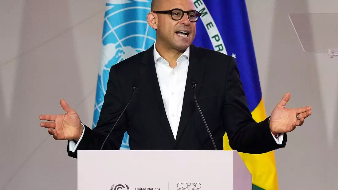 UN-Klimachef Simon Stiell sieht die Welt im Würgegriff fossiler Brennstoffe (Archivbild).   - Bild: Fernando Llano/AP/dpa