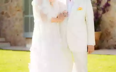 Hell gekleidet feierten die Porsches ihre Hochzeit auf Mallorca.  - Foto: Privat/dpa