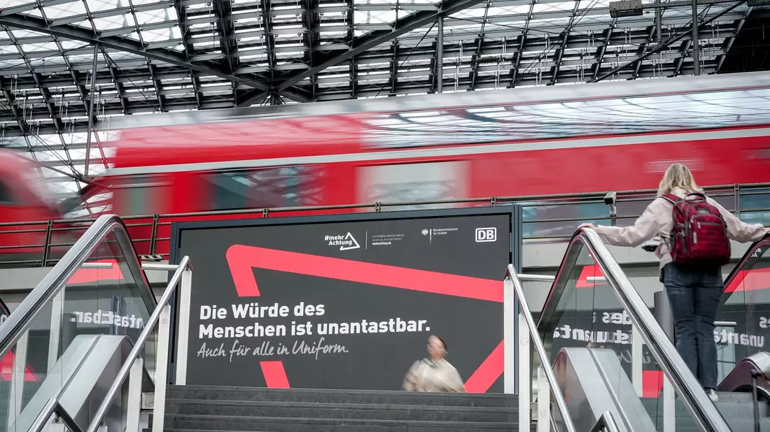 Die Zahl der Angriffe auf Bahnbeschäftigte ist innerhalb eines Jahres gestiegen. Jetzt gibt es eine Respekt-Kampagne. (Archivbild)  - Bild: Kay Nietfeld/dpa