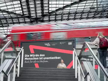 Die Zahl der Angriffe auf Bahnbeschäftigte ist innerhalb eines Jahres gestiegen. Jetzt gibt es eine Respekt-Kampagne. (Archivbild)  - Foto: Kay Nietfeld/dpa