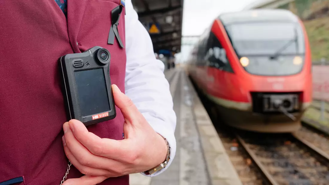 Die Bodycams der Bahn-Beschäftigten zeichnen nur Bildmaterial auf. Die Bahn hofft, dass die gesetzlichen Voraussetzungen auch für eine Tonaufzeichnung geschaffen werden. (Archivbild) - Bild: Uwe Anspach/dpa