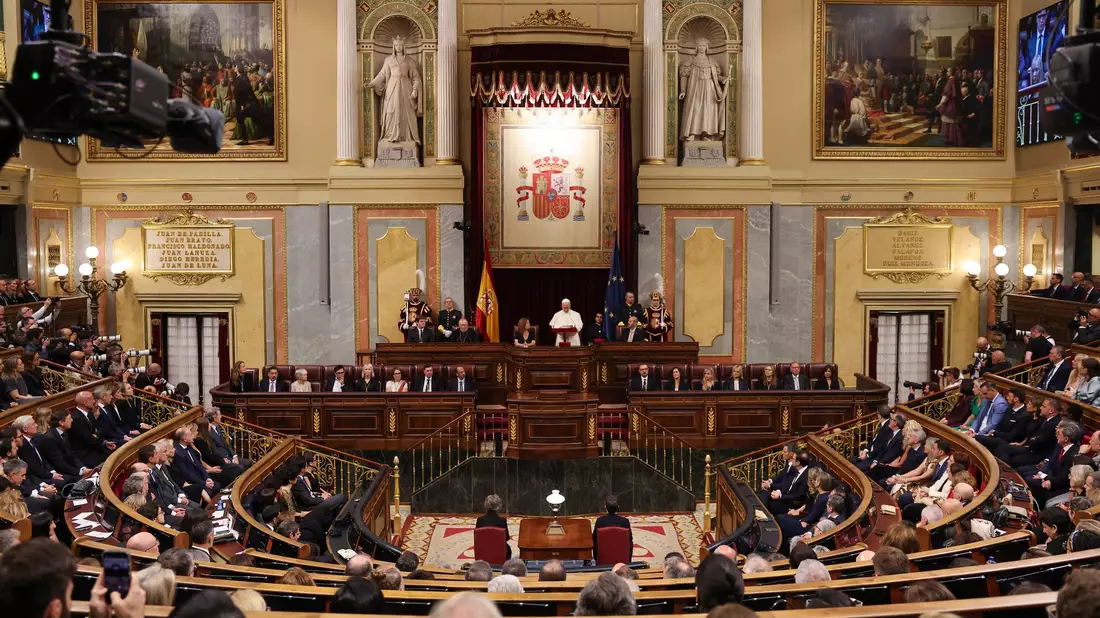 Am Ende gab es Standing Ovations. - Bild: Yara Nardi/Pool Reuters via AP/dpa