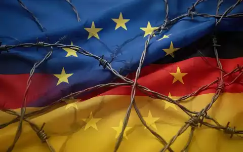 Die EU-Flagge ist teilweise verdeckt oder verheddert, mit einer subtilen Überlagerung deutscher Nationalfarben. - Foto: über boerse-global.de
