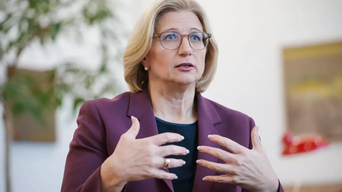 Saarlands Ministerpräsidentin Anke Rehlinger sieht den Umbau der saarländischen Industrie in Gefahr - Bild: Oliver Dietze/dpa