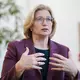 Saarlands Ministerpräsidentin Anke Rehlinger sieht den Umbau der saarländischen Industrie in Gefahr - Bild: Oliver Dietze/dpa