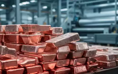Gestapelte Kupferbarren, wobei eine leichte Neigung oder ein einzelner Barren einen Auftragsrückgang andeutet, in einer Industrieumgebung. - Foto: über boerse-global.de