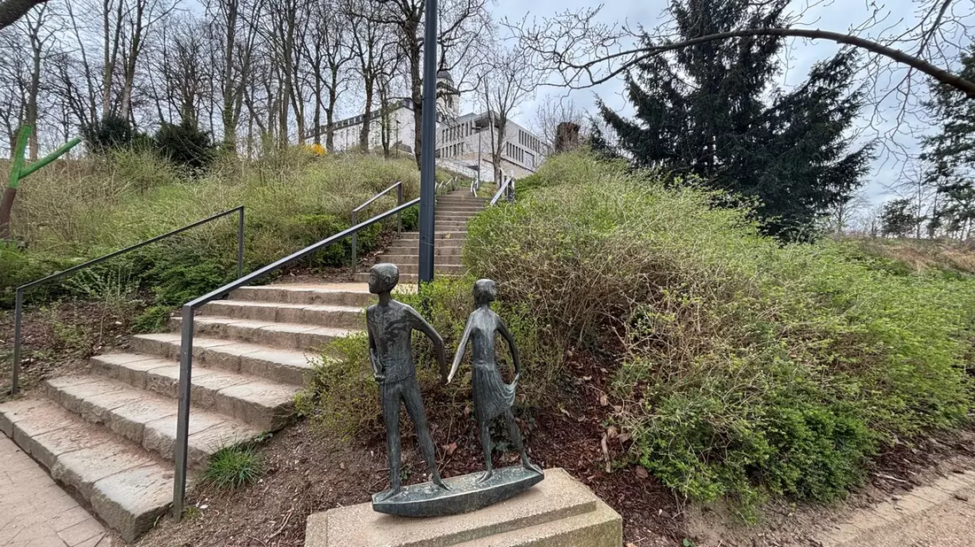 POL-SU: Bronzefigur entwendet - Polizei bittet um Zeugenhinweise - Bild: presseportal.de