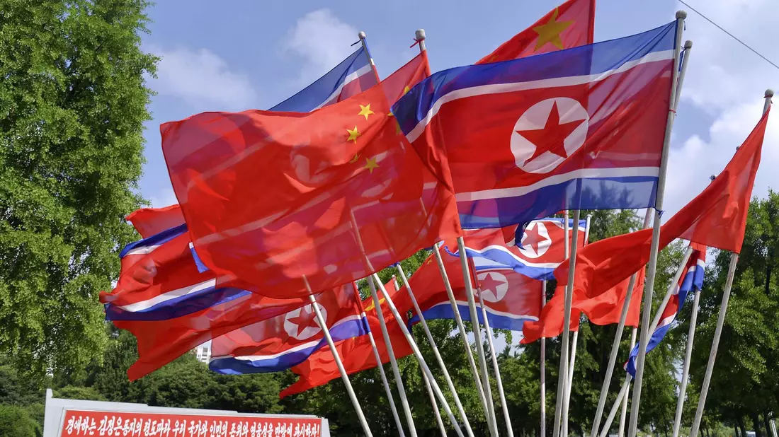Es ist das erste Mal seit sieben Jahren, dass Chinas Staatschef Xi Jinping die nordkoreanische Hauptstadt besucht. - Bild: -/kyodo/dpa
