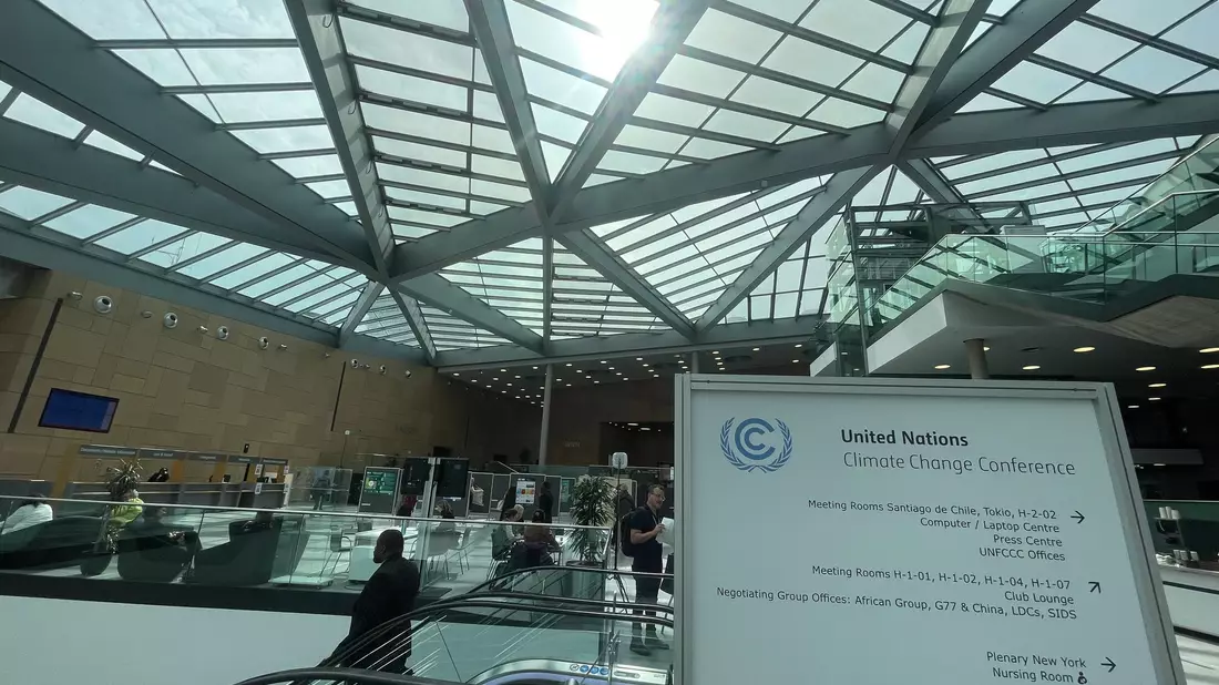 Die UN-Klimakonferenz findet im World Conference Center statt. - Bild: Christoph Driessen/dpa