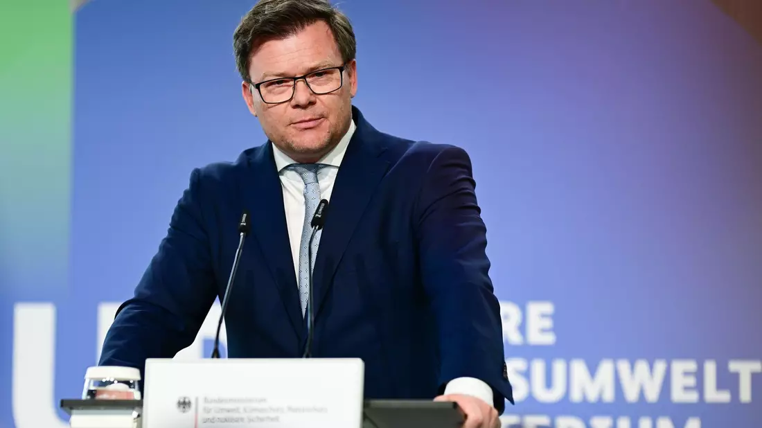 Bundesumweltminister Carsten Schneider (SPD) will sich in Bonn dafür einsetzen, dass die Staatengemeinschaft ihr Tempo beim Ausbau der erneuerbaren Energien erhöht (Archivbild). - Bild: Sebastian Christoph Gollnow/dpa