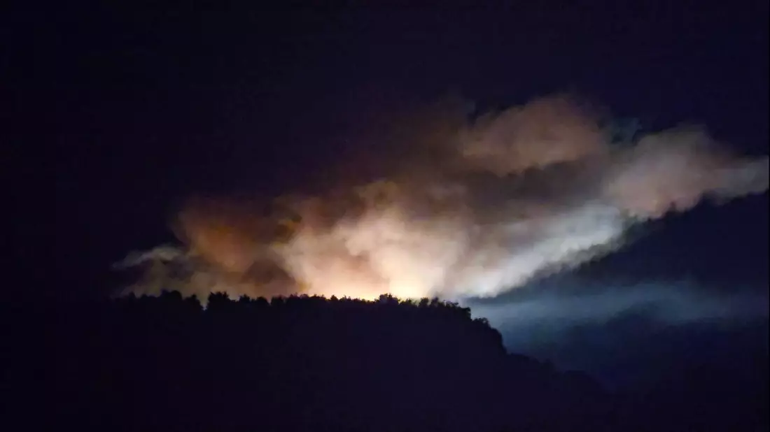 Der Brand ist auch aus weiter Ferne zu sehen. - Bild: Jens Balcerek/Stadtwerke Reutlingen/dpa