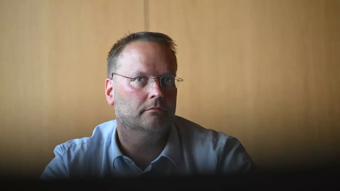 Stadtwerke-Geschäftsführer Jens Balcerek hat den Brand zu Hause gesehen. - Bild: Marijan Murat/dpa