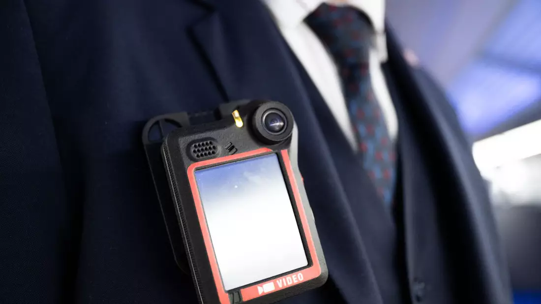 Die Bodycams der Bahn-Beschäftigten zeichnen nur Bildmaterial auf. Die Bahn hofft, dass die gesetzlichen Voraussetzungen auch für eine Tonaufzeichnung geschaffen werden.  - Bild: Florian Wiegand/dpa