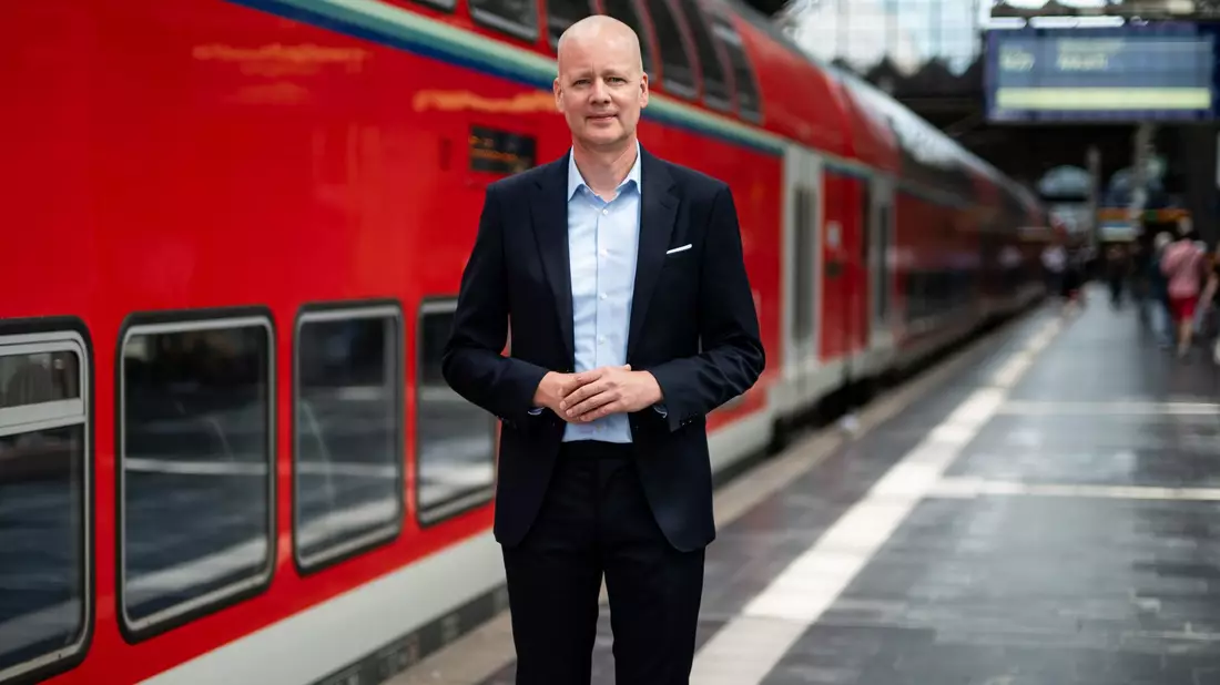 DB Regio-Vorstand Harmen van Zijderveld will, dass Züge sichere Orte sind. - Bild: Florian Wiegand/dpa