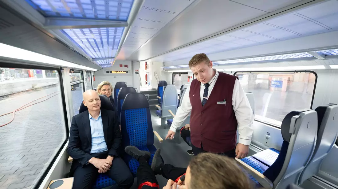 Bei einem Deeskalationstraining lernen Mitarbeiterinnen und Mitarbeiter den richtigen Umgang mit gefährlichen Situationen. Harmen van Zijderveld (links) besuchte das Training.  - Bild: Florian Wiegand/dpa
