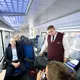 Bei einem Deeskalationstraining lernen Mitarbeiterinnen und Mitarbeiter den richtigen Umgang mit gefährlichen Situationen. Harmen van Zijderveld (links) besuchte das Training.  - Bild: Florian Wiegand/dpa