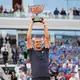 Am Ziel seiner Träume angelangt: Alexander Zverev. - Bild: Christophe Ena/AP/dpa