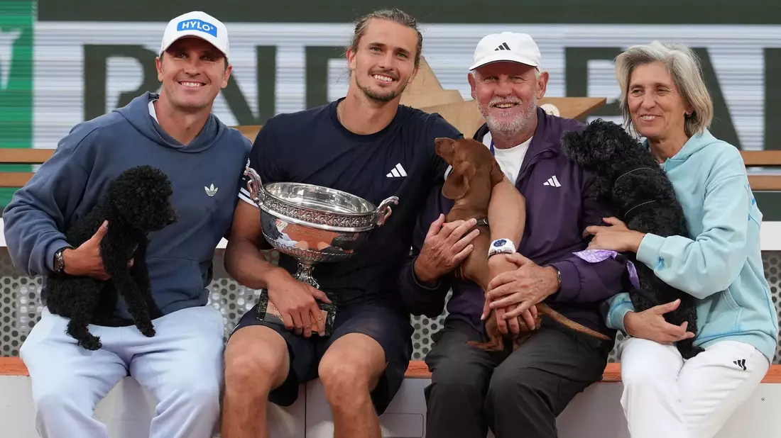 Alexander Zverev (2.v.l.) mit seinem Bruder (l), Vater und der Mutter. - Bild: Christophe Ena/AP/dpa