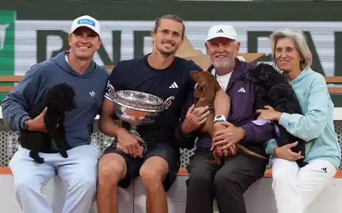 Alexander Zverev (2.v.l.) mit seinem Bruder (l), Vater und der Mutter. - Bild: Christophe Ena/AP/dpa