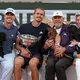Alexander Zverev (2.v.l.) mit seinem Bruder (l), Vater und der Mutter. - Bild: Christophe Ena/AP/dpa