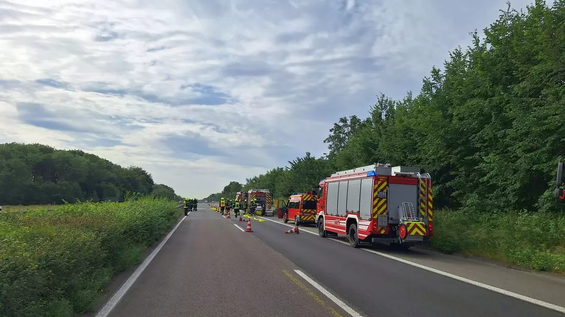 FW Sonsbeck: LKW-Unfall auf der A57 mit Beteiligung eines Gefahrguttransports - Bild: presseportal.de
