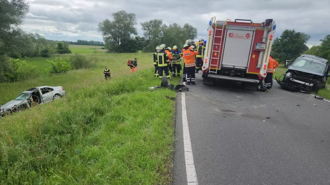 FW Lüchow-Dannenberg: +++ Schwerer Verkehrsunfall in Lüchow-Dannenberg +++ zwei PKW kollidieren frontal +++ Feuerwehr rettet eingeklemmten Fahrer +++ - Bild: presseportal.de