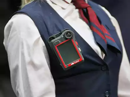 Schaffnerin mit Bodycam (Archiv) - Foto: via dts Nachrichtenagentur