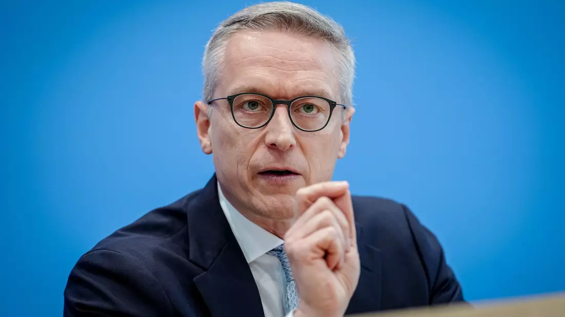 Bundesdigitalminister Karsten Wildberger (CDU) nennt den Glasfaserausbau im Land Chefsache.  - Bild: Kay Nietfeld/dpa