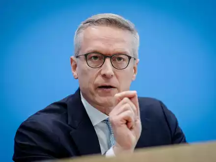 Bundesdigitalminister Karsten Wildberger (CDU) nennt den Glasfaserausbau im Land Chefsache.  - Foto: Kay Nietfeld/dpa