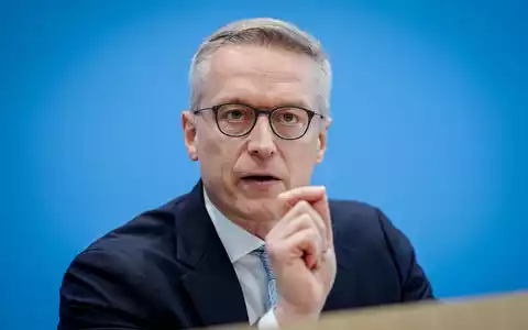 Bundesdigitalminister Karsten Wildberger (CDU) nennt den Glasfaserausbau im Land Chefsache. - Foto: Kay Nietfeld/dpa