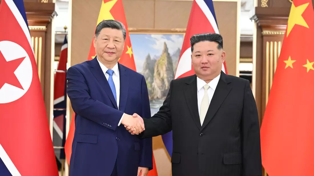Der nordkoreanische Machthaber Kim Jong Un empfängt den chinesischen Präsidenten Xi Jinping.  - Bild: Yan Yan/XinHua/dpa