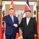 Der nordkoreanische Machthaber Kim Jong Un empfängt den chinesischen Präsidenten Xi Jinping.  - Bild: Yan Yan/XinHua/dpa